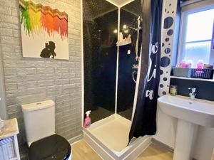 Master En-suite- click for photo gallery